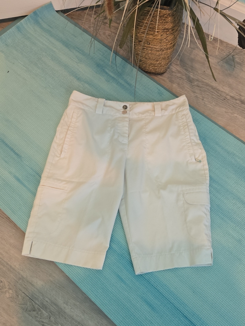Women's Golfing Cream Colored Knee-Length Cargo Shorts
